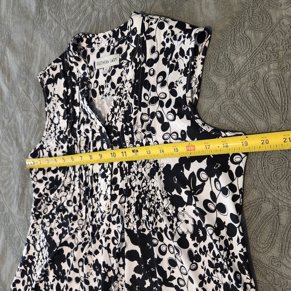 Southern Lady Monochrome Floral Blouse - Picture 4 of 7